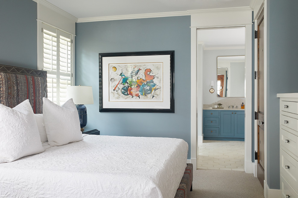 На фото: маленькая хозяйская спальня в морском стиле с синими стенами, ковровым покрытием и бежевым полом для на участке и в саду с
