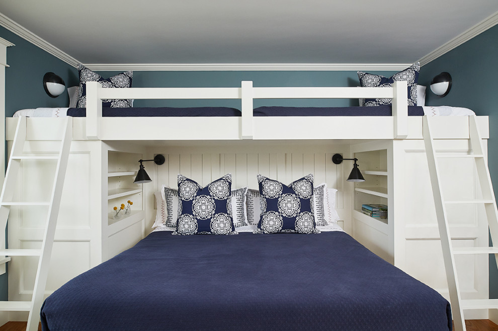 グランドラピッズにある小さなビーチスタイルのおしゃれな客用寝室 (青い壁、無垢フローリング、茶色い床) のインテリア