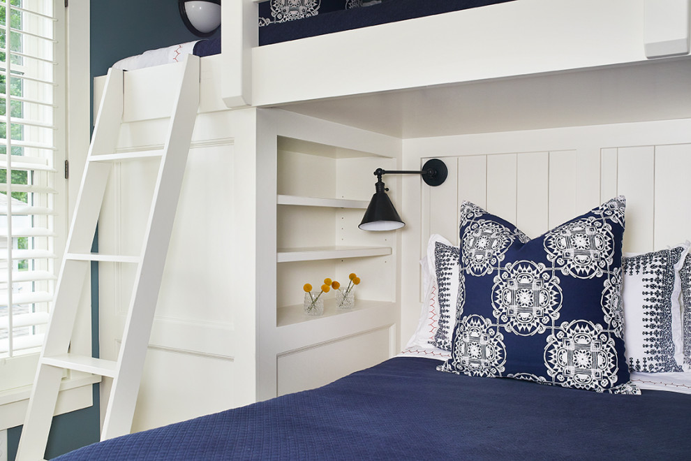 グランドラピッズにある小さなビーチスタイルのおしゃれな客用寝室 (青い壁、無垢フローリング、茶色い床) のレイアウト