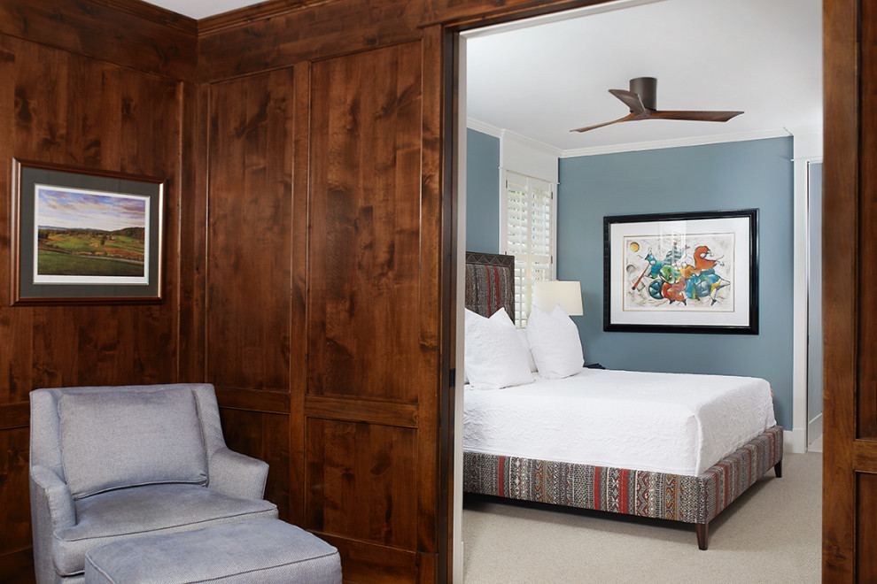 Modelo de dormitorio principal costero pequeño con paredes azules, moqueta y suelo beige