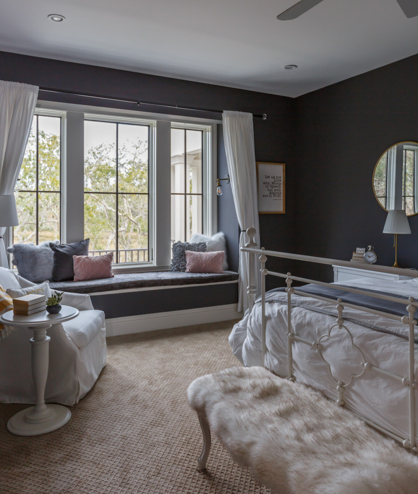 Modelo de dormitorio principal clásico renovado sin chimenea con paredes azules, moqueta y suelo beige