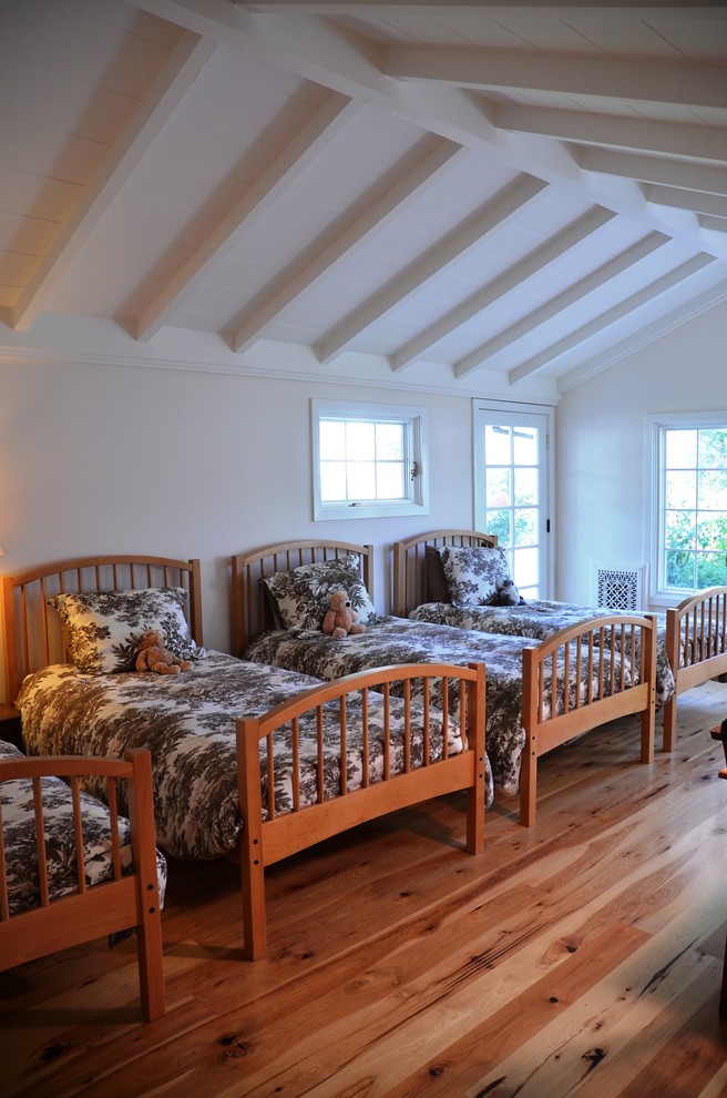 Imagen de dormitorio clásico con suelo de madera en tonos medios