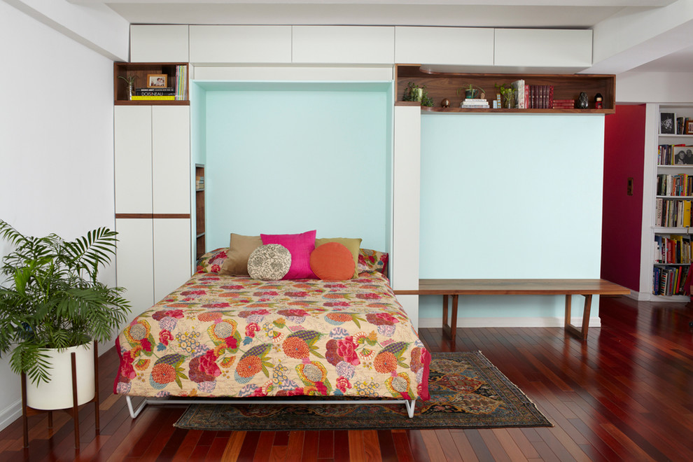 Idee per una camera degli ospiti minimalista di medie dimensioni con pareti blu e pavimento in legno massello medio
