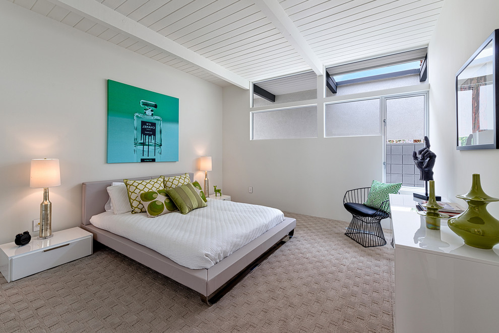 Пример оригинального дизайна: спальня в стиле ретро с белыми стенами и ковровым покрытием