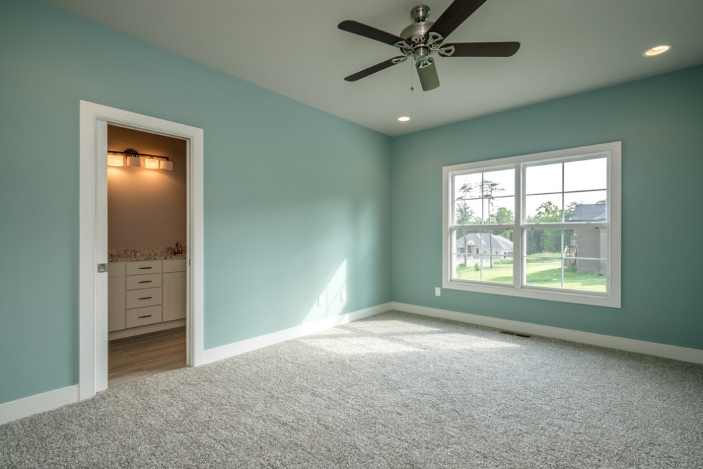 Gästezimmer mit blauer Wandfarbe, Teppichboden und beigem Boden in Louisville