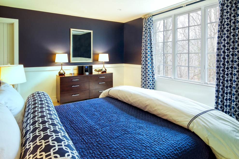 Immagine di una camera degli ospiti chic con pareti blu, moquette e pavimento beige
