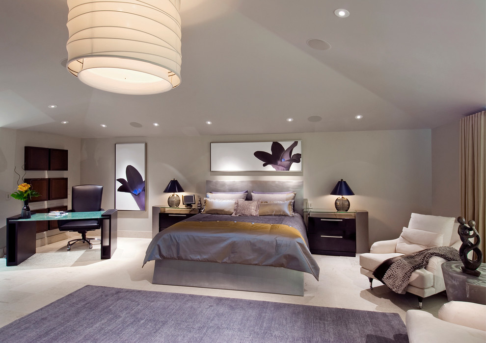 Источник вдохновения для домашнего уюта: большая хозяйская спальня в современном стиле с ковровым покрытием