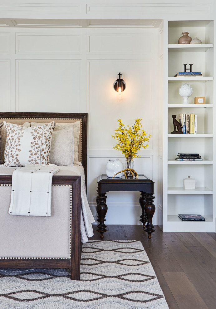 Imagen de dormitorio principal clásico con paredes blancas y suelo de madera oscura