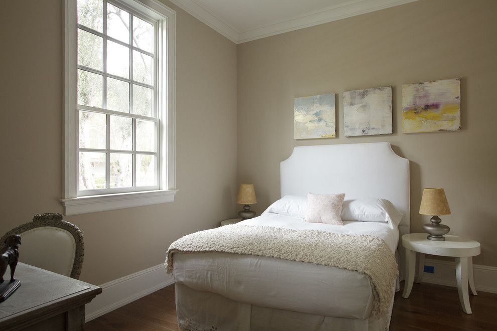 На фото: спальня в классическом стиле с бежевыми стенами с