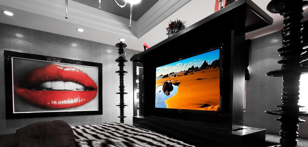 Ejemplo de cine en casa ecléctico grande con paredes beige y moqueta