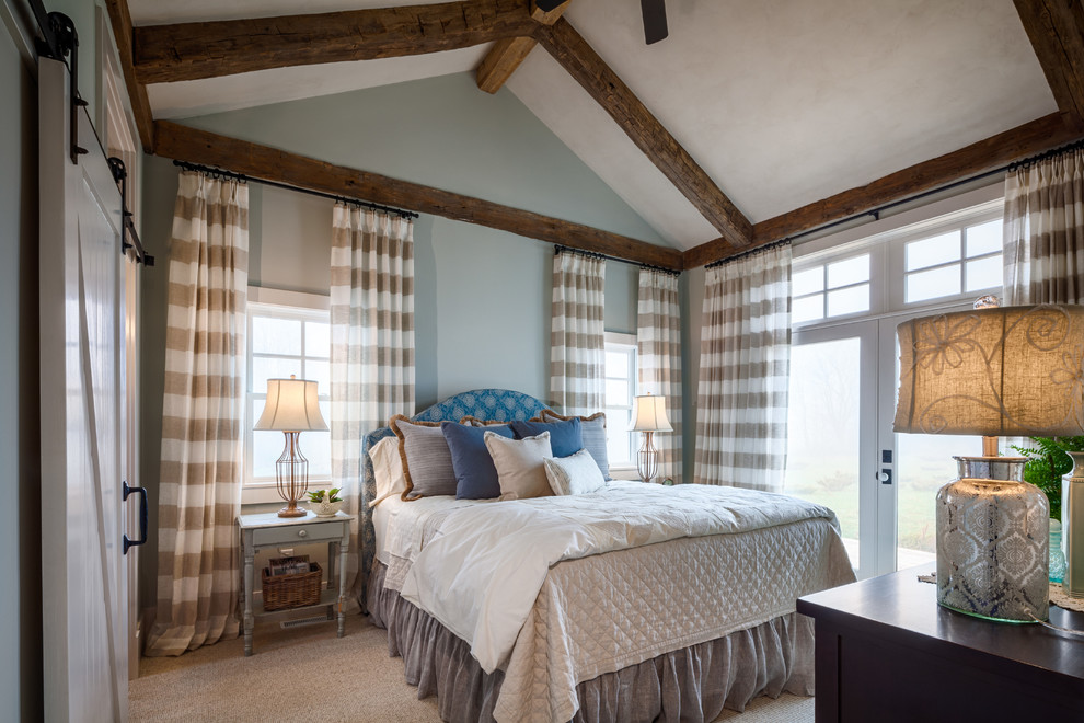 Ejemplo de habitación de invitados campestre de tamaño medio con paredes azules, moqueta y suelo beige