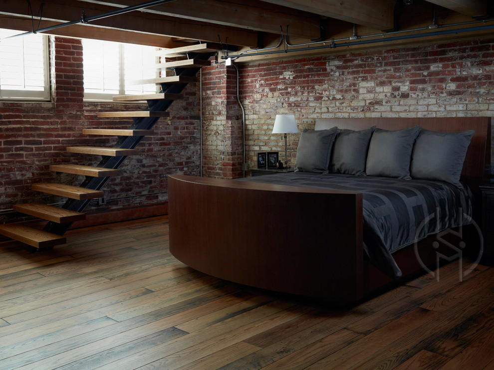 Idées déco pour une grande chambre d'amis moderne avec un mur rouge, un sol en bois brun et un sol marron.