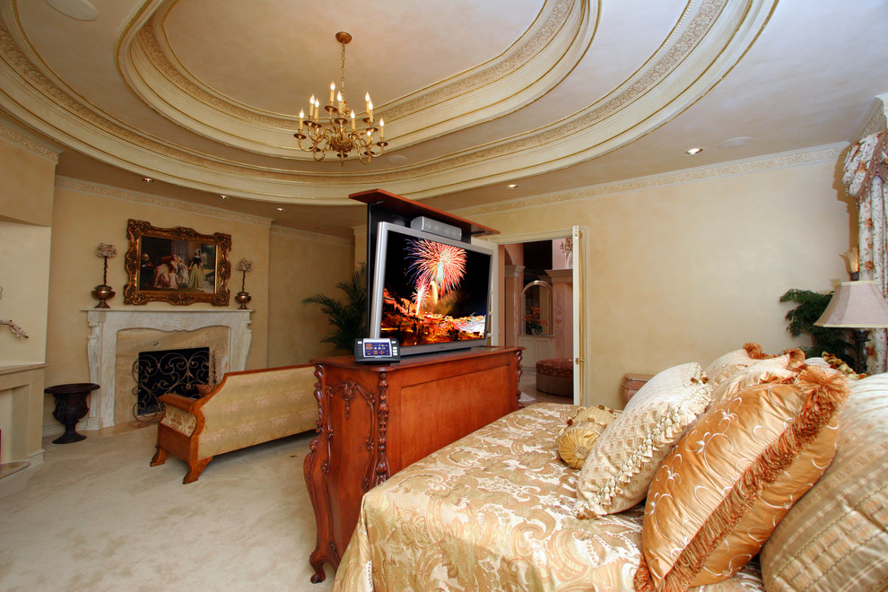 Пример оригинального дизайна: большая хозяйская спальня в викторианском стиле с разноцветными стенами, ковровым покрытием, стандартным камином, фасадом камина из камня и белым полом