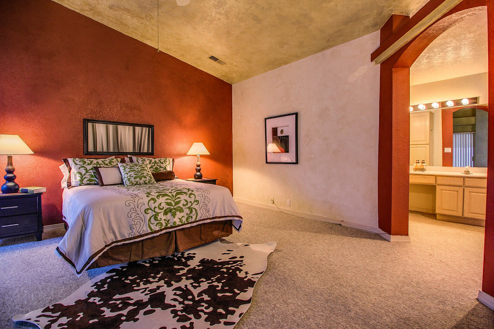 Diseño de dormitorio principal de estilo americano grande sin chimenea con paredes multicolor y moqueta