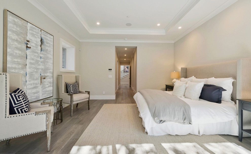 Foto di una grande camera da letto minimal con pavimento in legno massello medio e pavimento marrone
