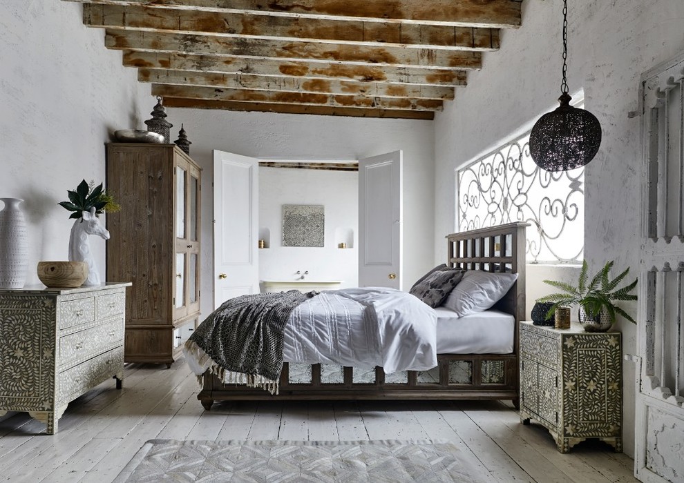 Großes Mediterranes Hauptschlafzimmer mit weißer Wandfarbe, gebeiztem Holzboden und weißem Boden in Sonstige
