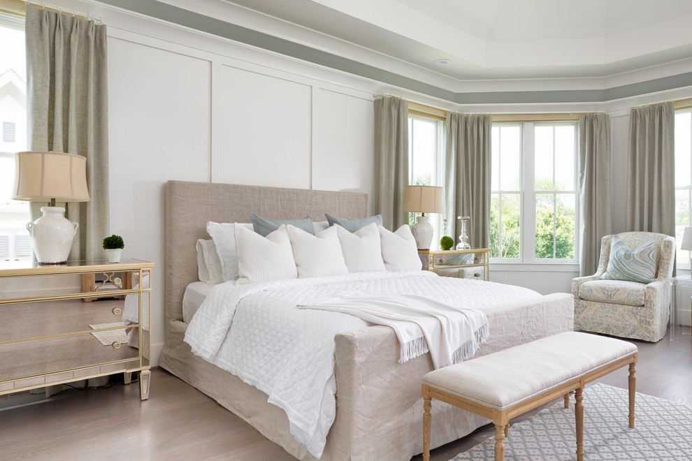 ナッシュビルにある広いコンテンポラリースタイルのおしゃれな主寝室 (白い壁、淡色無垢フローリング、ベージュの床) のレイアウト