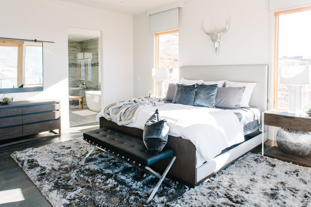 Mittelgroßes Modernes Hauptschlafzimmer ohne Kamin mit weißer Wandfarbe, dunklem Holzboden und braunem Boden in Salt Lake City