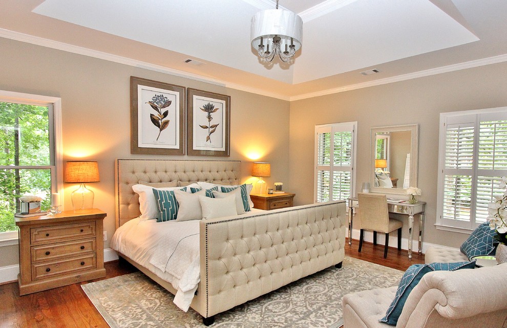 Klassisches Schlafzimmer mit beiger Wandfarbe, braunem Holzboden und braunem Boden in Atlanta