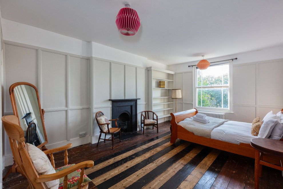 Идея дизайна: большая гостевая спальня (комната для гостей) в викторианском стиле с белыми стенами и деревянным полом