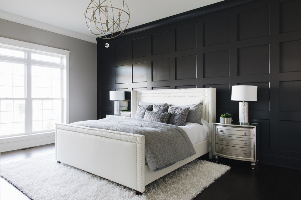 Modelo de dormitorio clásico renovado con paredes negras y suelo negro