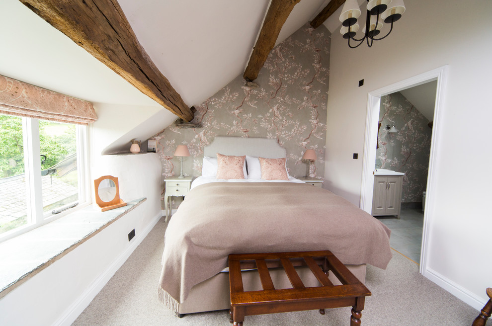 Immagine di una camera da letto country con pareti grigie, moquette e pavimento grigio