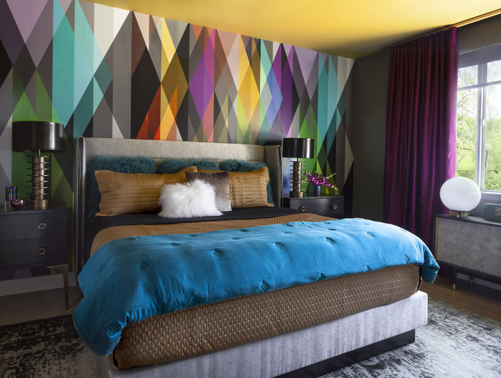 Идея дизайна: спальня в современном стиле с разноцветными стенами и обоями на стенах