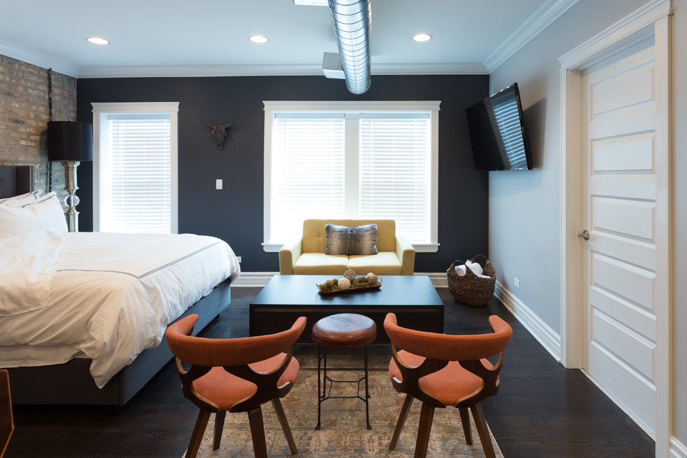Modelo de habitación de invitados urbana de tamaño medio sin chimenea con paredes multicolor, suelo de madera oscura y suelo marrón