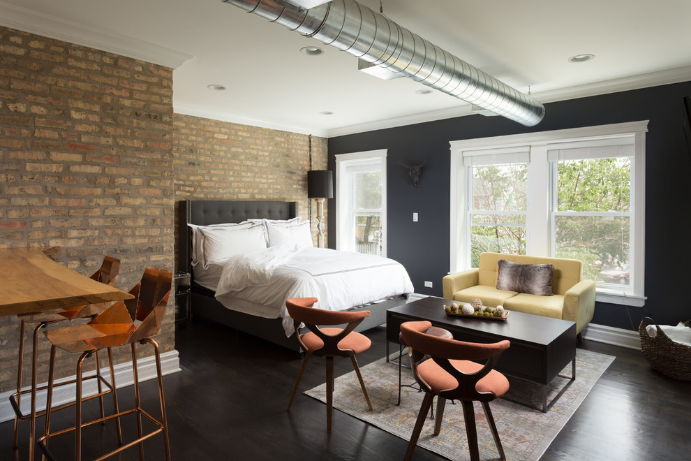 Modelo de habitación de invitados urbana de tamaño medio sin chimenea con paredes negras, suelo de madera oscura y suelo marrón