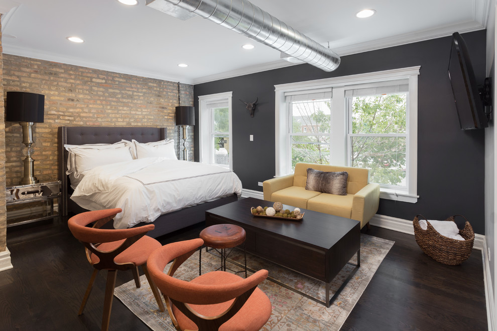 Diseño de habitación de invitados urbana de tamaño medio sin chimenea con paredes multicolor, suelo de madera oscura y suelo marrón