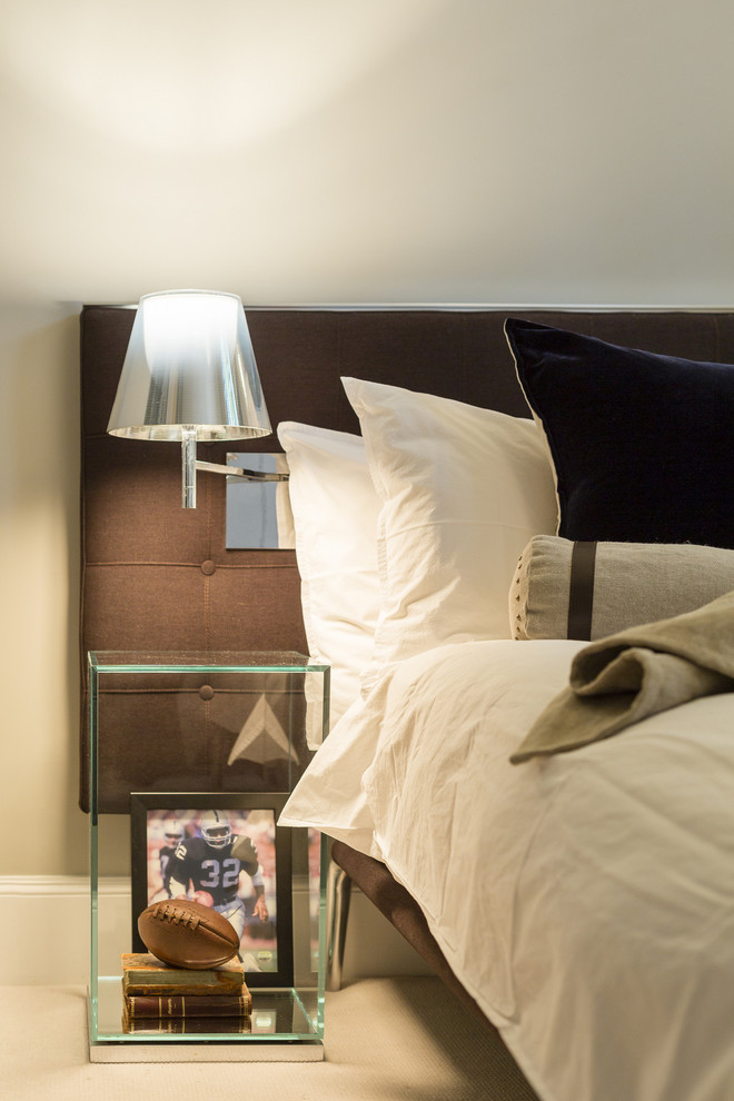 На фото: большая гостевая спальня (комната для гостей) в современном стиле с серыми стенами и ковровым покрытием без камина с