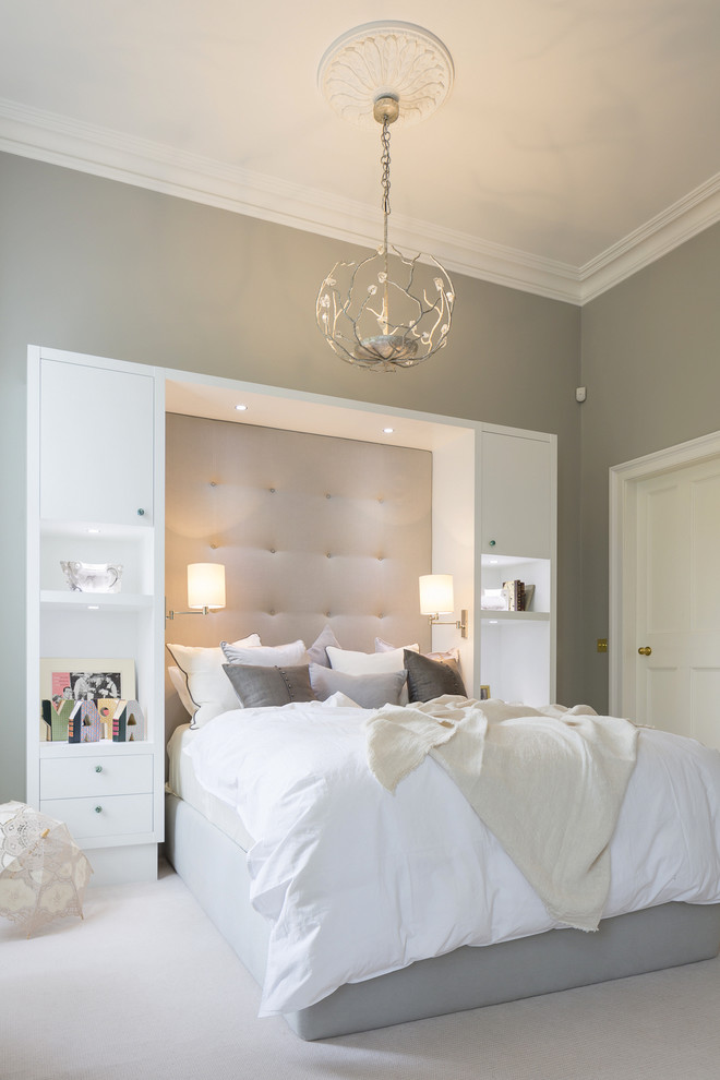 ロンドンにある広いトランジショナルスタイルのおしゃれな客用寝室 (グレーの壁、カーペット敷き、暖炉なし)