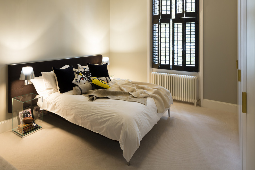 Источник вдохновения для домашнего уюта: большая спальня в современном стиле с серыми стенами и ковровым покрытием без камина