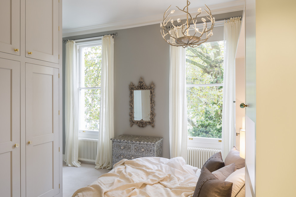 Идея дизайна: большая гостевая спальня (комната для гостей) в современном стиле с серыми стенами и ковровым покрытием без камина