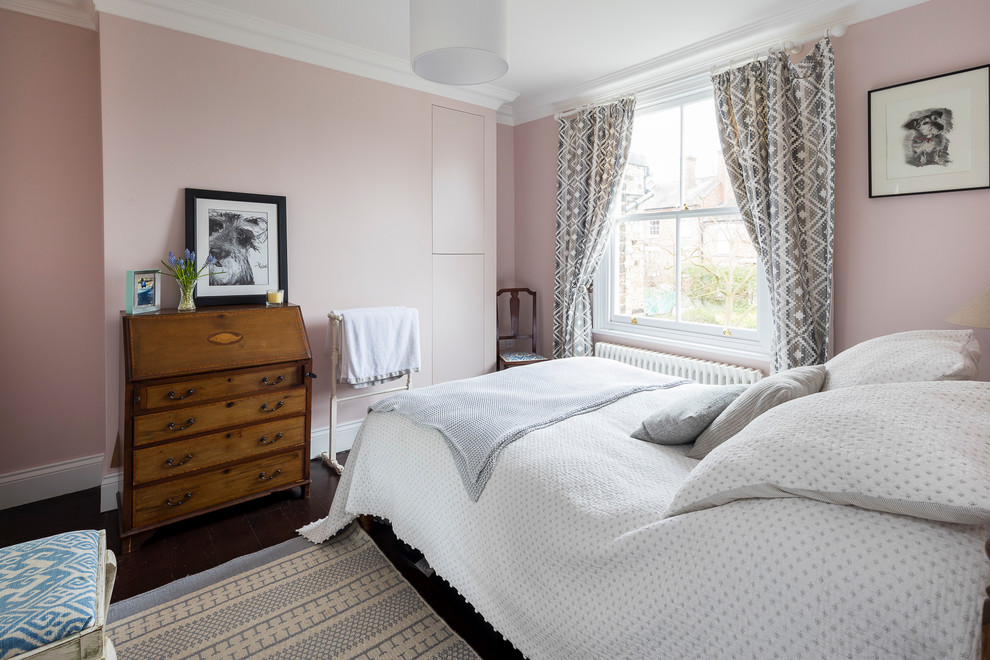 ロンドンにある中くらいなトラディショナルスタイルのおしゃれな主寝室 (ピンクの壁、濃色無垢フローリング、暖炉なし、茶色い床) のレイアウト
