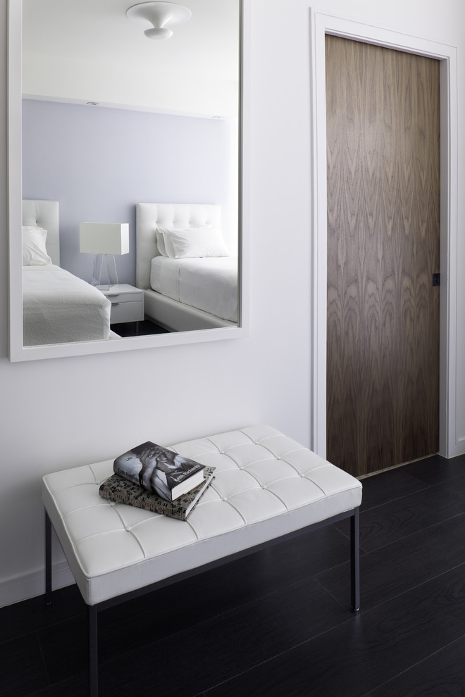 Exemple d'une chambre tendance avec un mur gris.