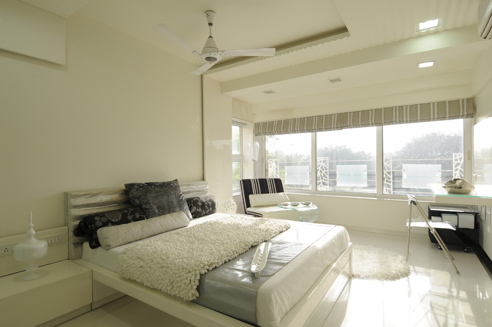 Imagen de dormitorio ecléctico con paredes blancas