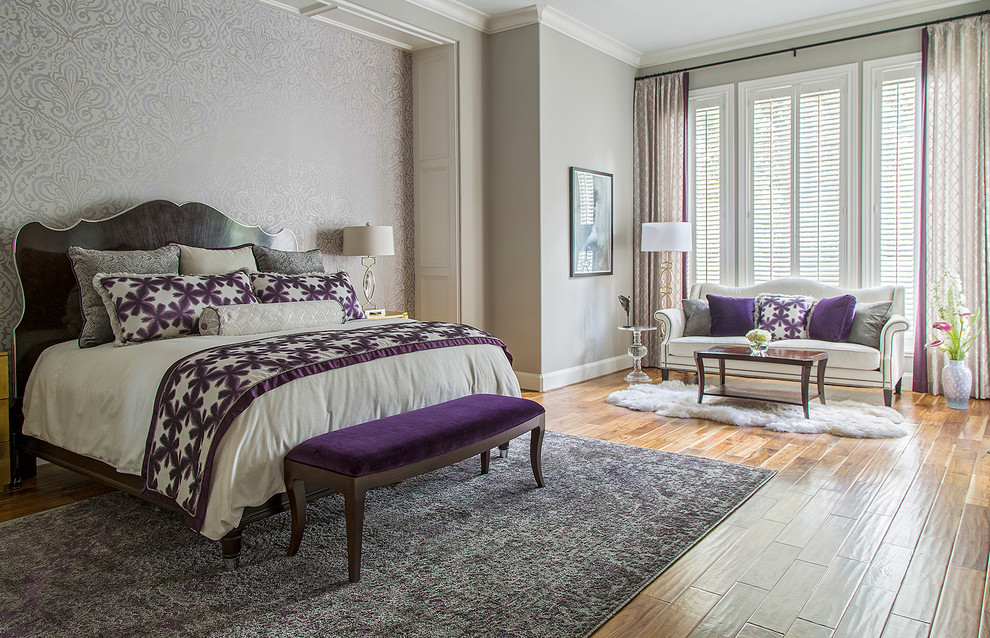 Foto de dormitorio principal tradicional renovado grande con paredes grises y suelo de madera en tonos medios