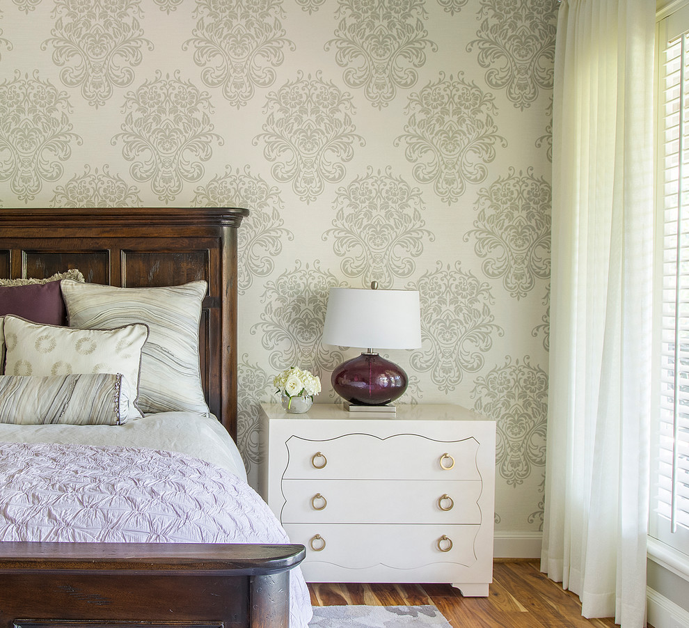 他の地域にある中くらいなトランジショナルスタイルのおしゃれな寝室 (白い壁、無垢フローリング) のレイアウト
