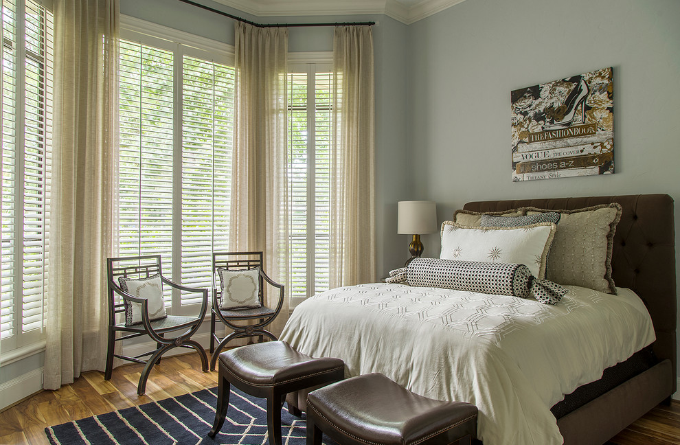 Ejemplo de habitación de invitados clásica renovada con paredes azules y suelo de madera en tonos medios