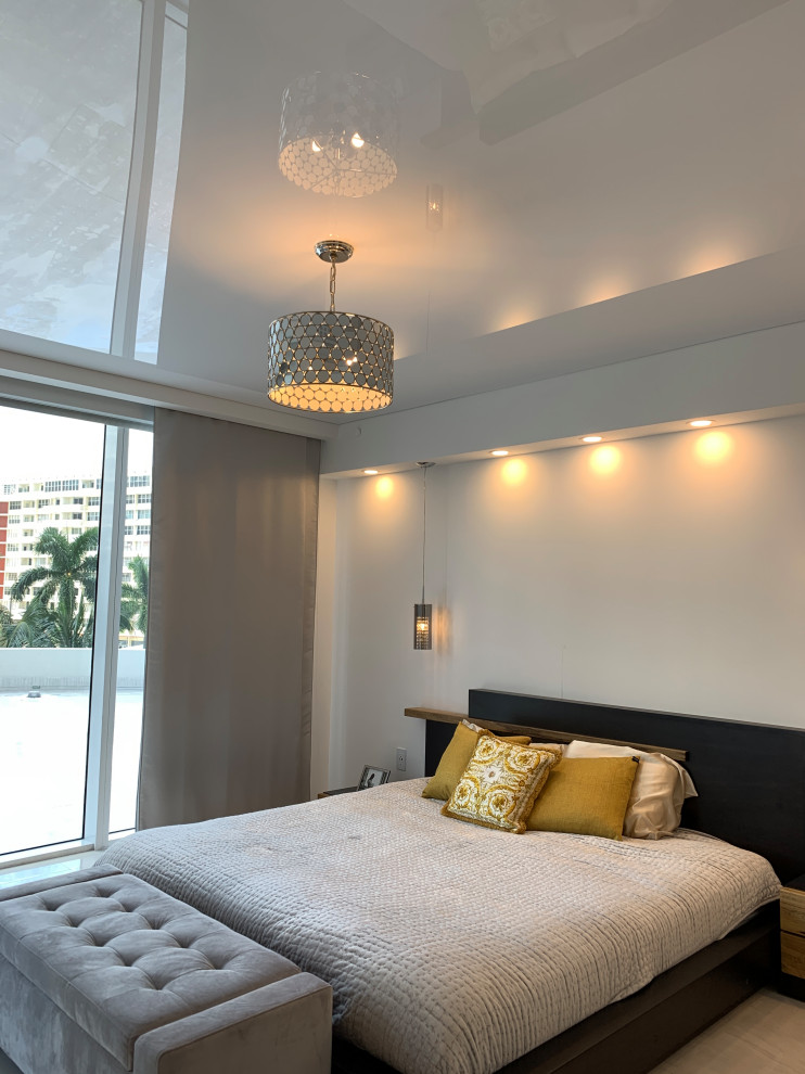 Immagine di una camera matrimoniale minimalista di medie dimensioni con pareti bianche, moquette, pavimento beige e soffitto in carta da parati