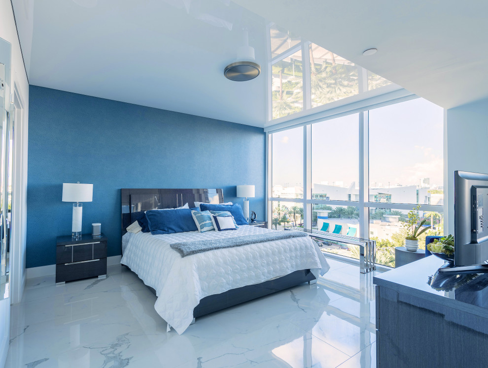 マイアミにあるモダンスタイルのおしゃれな主寝室 (青い壁、磁器タイルの床、クロスの天井、壁紙) のレイアウト