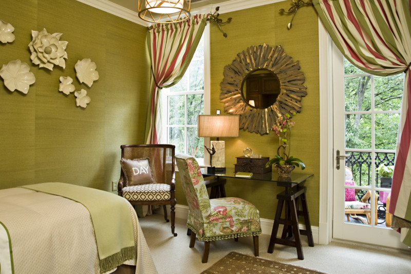 Diseño de habitación de invitados tradicional renovada pequeña con moqueta y paredes verdes