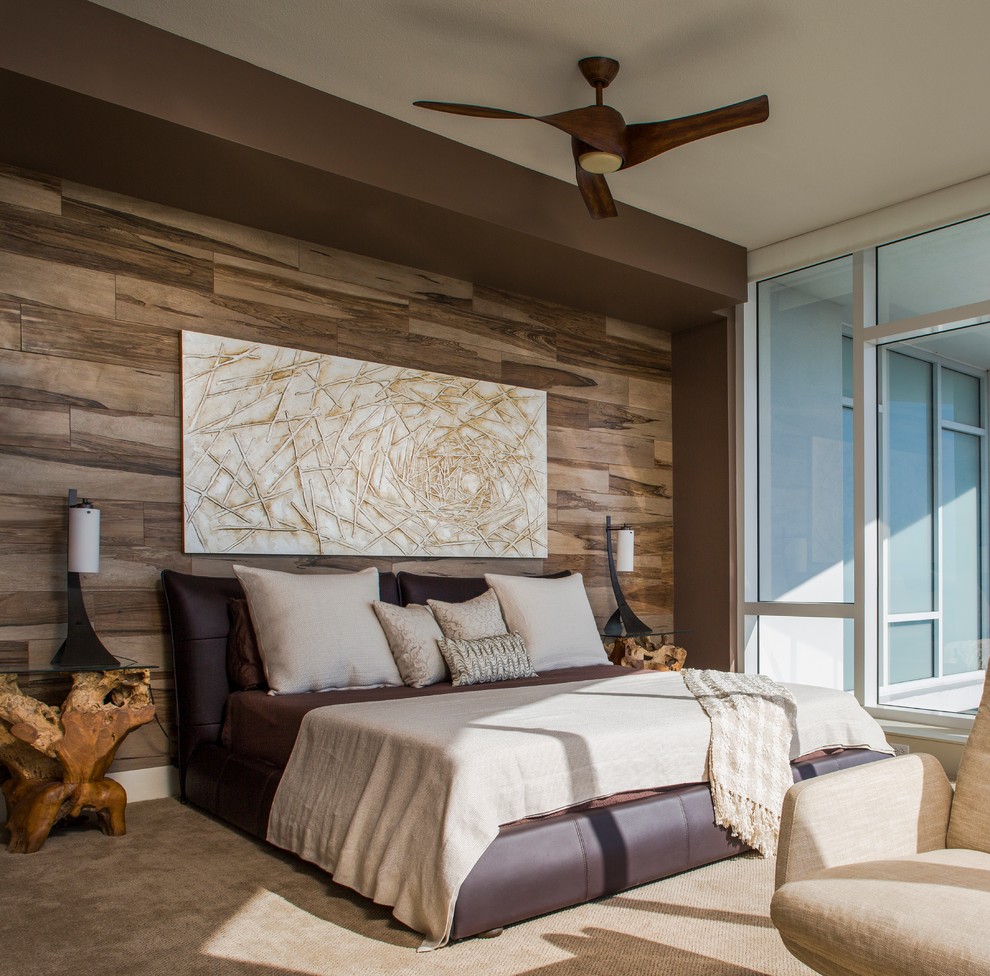 Inspiration pour une chambre avec moquette design avec un mur marron.