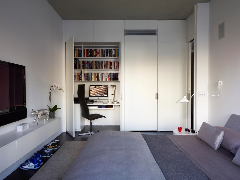 Ejemplo de dormitorio minimalista sin chimenea con paredes blancas y suelo de madera oscura