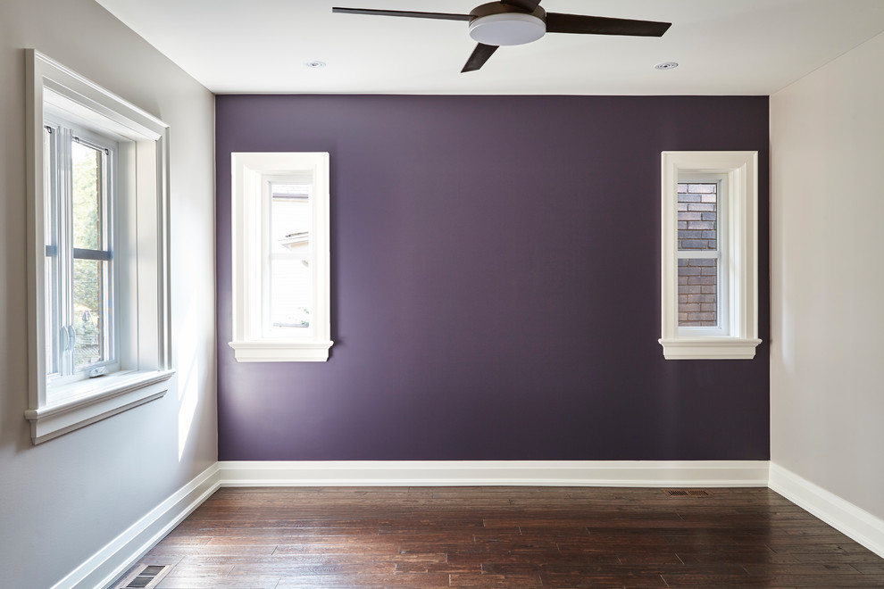Idées déco pour une petite chambre d'amis éclectique avec un mur violet, parquet foncé et un sol marron.