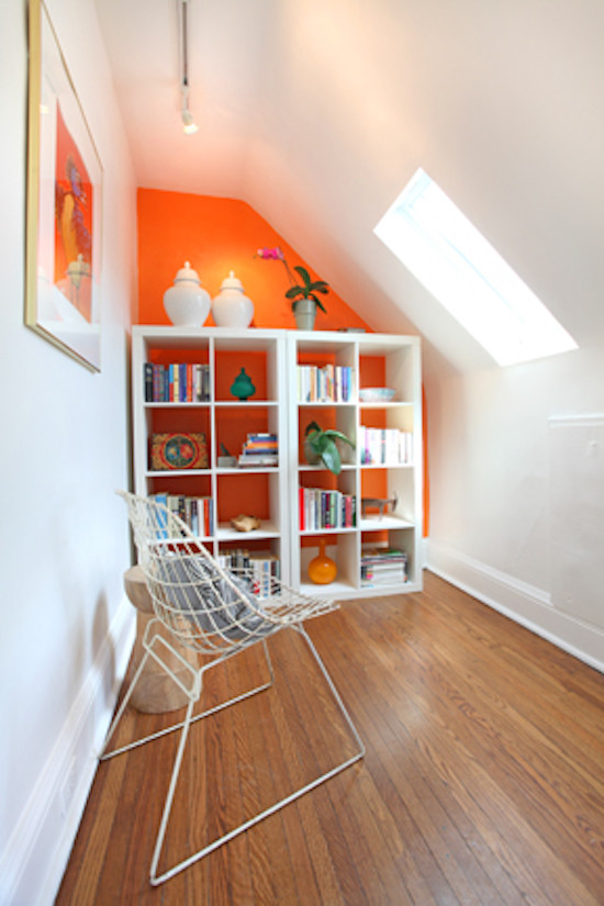 Foto de dormitorio contemporáneo pequeño sin chimenea con paredes blancas y suelo de madera en tonos medios