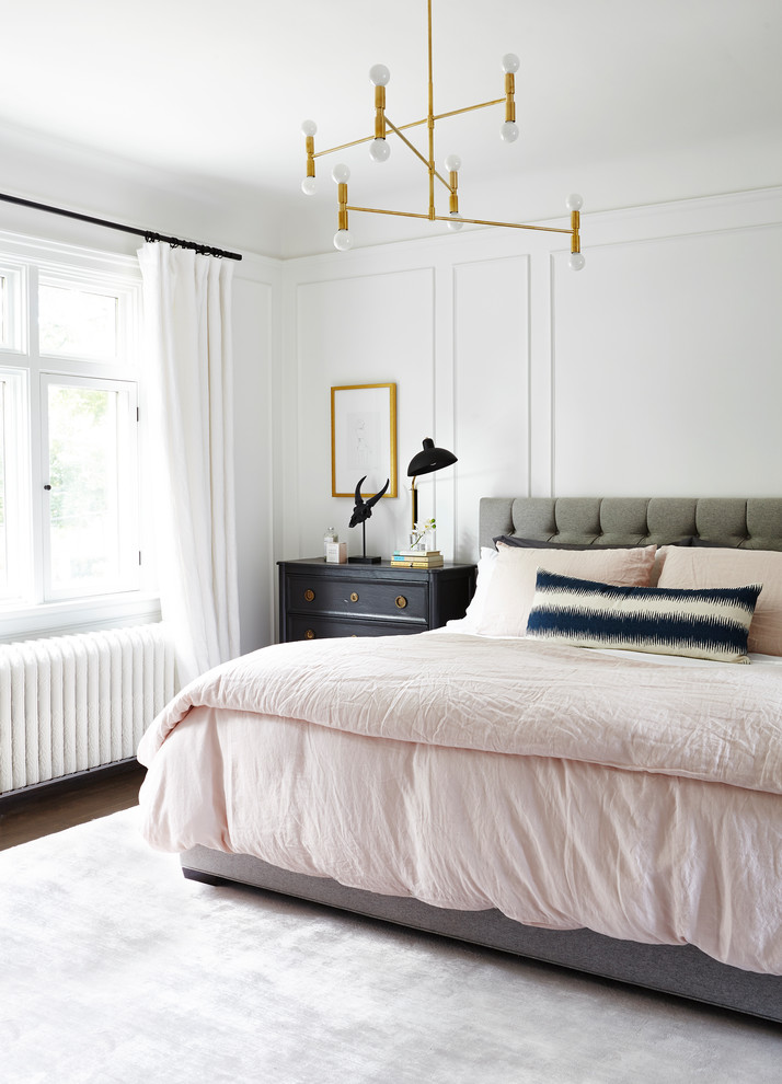 Aménagement d'une chambre parentale grise et rose classique de taille moyenne avec un mur blanc et un sol en bois brun.
