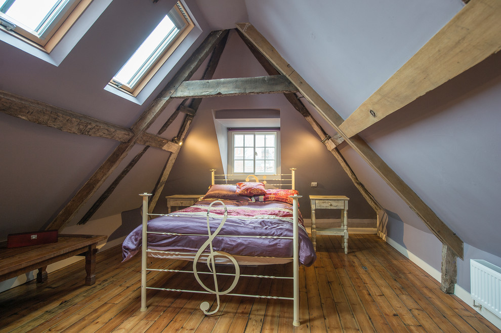 他の地域にある小さなラスティックスタイルのおしゃれな客用寝室 (紫の壁、無垢フローリング) のレイアウト