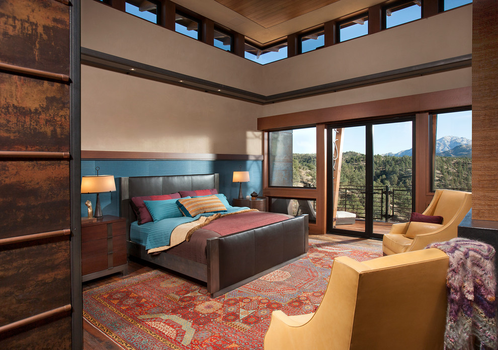 Стильный дизайн: большая хозяйская спальня в стиле фьюжн с бежевыми стенами, коричневым полом и темным паркетным полом - последний тренд